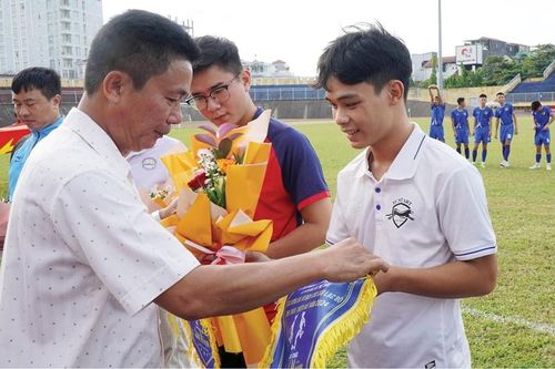 Đến với sân bóng 11 cầu thủ