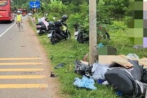Xe mô tô va vào trụ đèn, 2 người thương vong