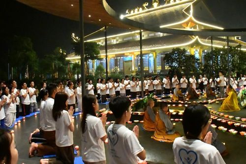 Bình Phước: 400 tu sinh khóa tu 'Giận hay thương' thắp nến tưởng niệm chư vị anh hùng, liệt sĩ