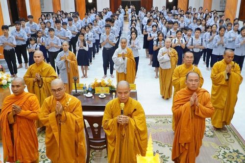 Bình Thuận: Hơn 150 bạn trẻ quy y Tam bảo nhân khóa tu mùa hè tại huyện đảo Phú Quý