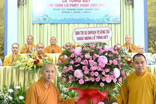 BR-VT: Ban Trị sự GHPGVN TP.Vũng Tàu trao giấy chứng nhận đến học viên lớp giáo lý Phật pháp