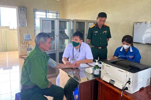 Trung đoàn 726: Khám bệnh, trao quà tặng các gia đình chính sách trên địa bàn biên giới