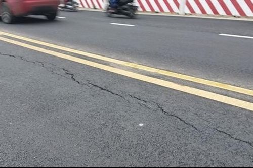 Mặt đường đèo Prenn Đà Lạt xuất hiện vết nứt bất thường