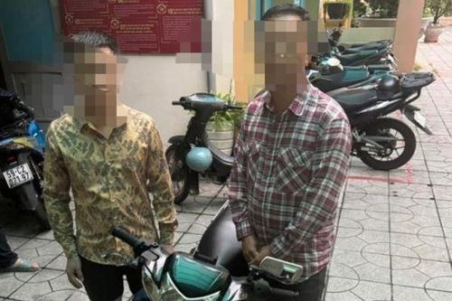 Vừa chạy xe máy vừa rải tờ rơi quảng cáo cho vay trả góp