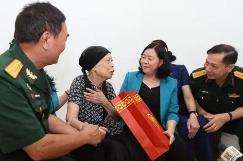 Gần 300.000 suất quà tặng người có công với cách mạng