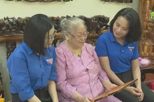 Cụ bà 80 tuổi góp tiền tu sửa Đài Liệt sĩ