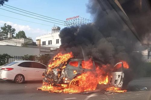 Xe bốc cháy khi đang di chuyển
