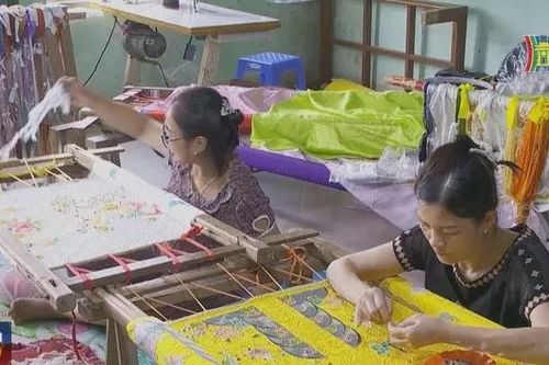 Độc đáo làng nghề 'thêu áo cho vua'