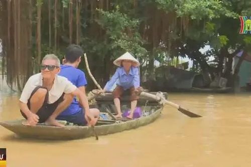 Sống trong rốn lũ, nhà dân chìm trong nước
