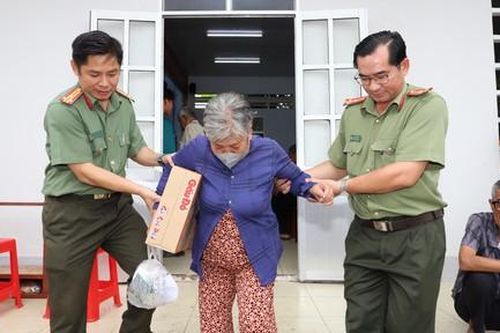 Công an Sóc Trăng cùng các đơn vị tặng quà, khám chữa bệnh cho bà con nghèo