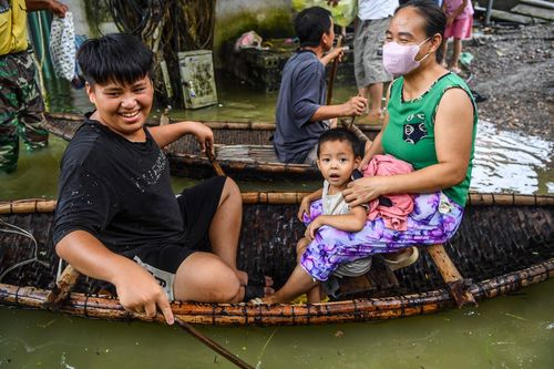 Bị cô lập vì nước lũ, dân Hà Nội sống cảnh không điện nước, chèo thuyền vào làng