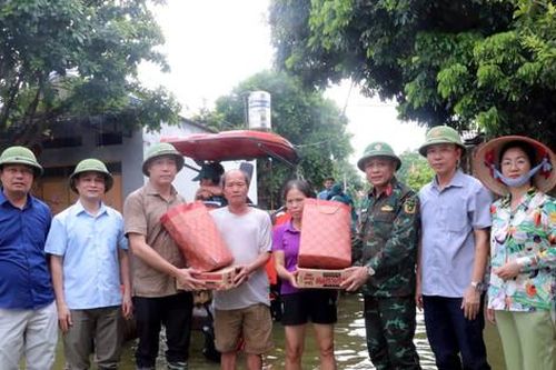 Hà Nội tập trung hỗ trợ người dân ứng phó lũ vượt mức lịch sử