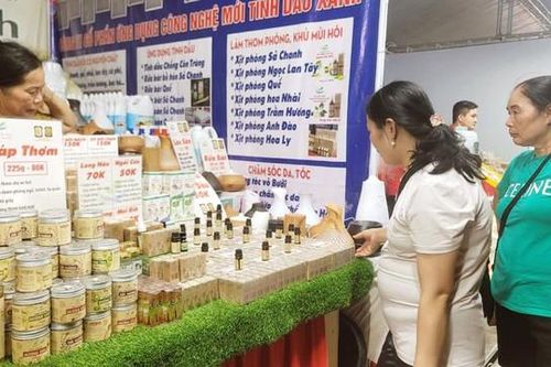 Ngày hội khuyến mại tháng 7 diễn ra xuyên đêm ở Hà Nội, người dân mải mê lựa đặc sản ở 100 gian hàng