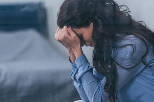 Chồng nói đi công tác, vợ phát hiện điều không tưởng khi vô tình gặp đồng nghiệp của anh
