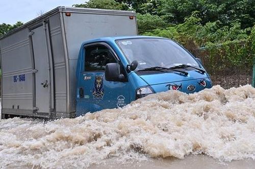 Đại lộ Thăng Long ngập sâu đã 5 ngày, nhiều xe chết máy