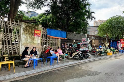 Bức xúc cảnh vỉa hè hồ Tây bị 'xẻ thịt' làm nơi kinh doanh, đỗ xe