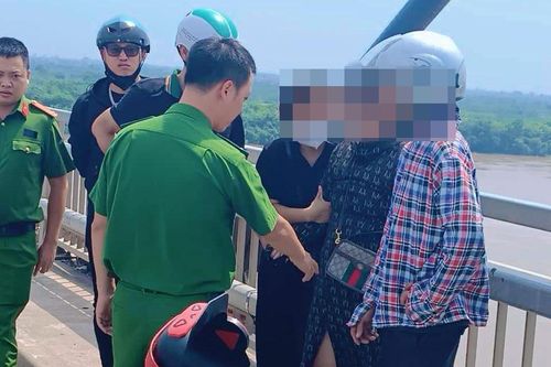 Kịp thời ngăn chặn người phụ nữ có ý định tiêu cực trên cầu Nhật Tân