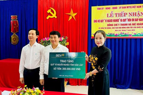 Mặt trận Đắk Lắk tiếp nhận 350 triệu đồng ủng hộ Quỹ 'Vì người nghèo' và 'Đền ơn đáp nghĩa'