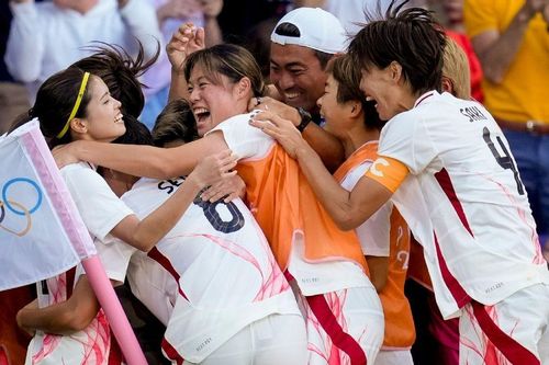 Tuyển nữ Nhật Bản quật ngã Brazil