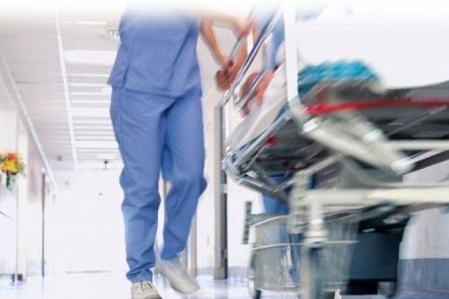 Người đàn ông phải đi cấp cứu sau khi nhổ răng