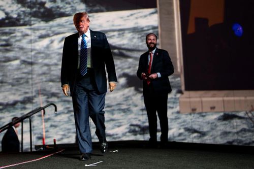 24 giờ 'lạ lùng' của ông Trump