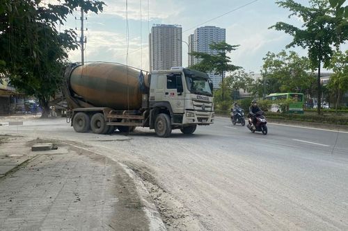 Vì sao bụi bay phủ trắng trên quốc lộ 32?
