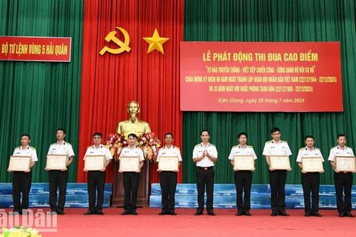 Bộ Tư lệnh Vùng 5 Hải quân nghiên cứu, học tập các chuyên đề giáo dục chính trị