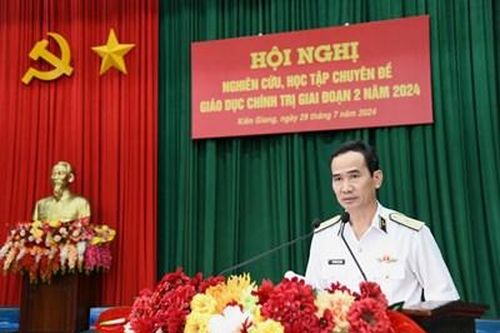 Bộ tư lệnh Vùng 5 Hải quân nghiên cứu, học tập các chuyên đề giáo dục chính trị