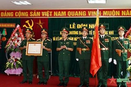Trung tâm Công nghệ cơ khí chính xác đón nhận Huân chương Bảo vệ Tổ quốc hạng Nhì