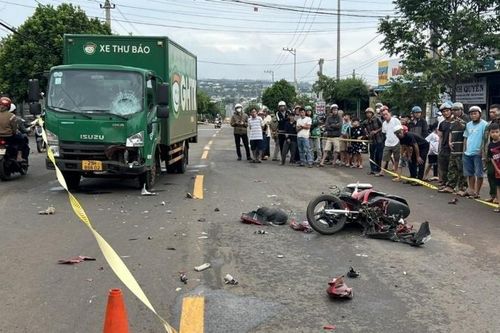 Xe tải va chạm xe máy làm 2 người chết