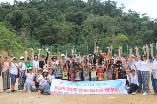 Trao quà cho học sinh và hộ nghèo miền núi Quảng Nam