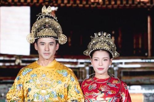 Khán giả không khỏi ngạc nhiên với màn catwalk hiếm hoi của hai vợ chồng 'nữ hoàng rating' phim Việt