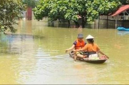 Một tuần sau mưa lớn, nhiều nơi ở Hà Nội vẫn ngập nước