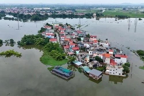 Thủy điện đóng bớt cửa xả để giảm áp lực ngập cho Hà Nội