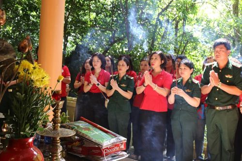 Máu đào thấm từng tấc đất quê hương