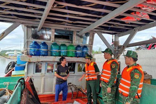 Bắt quả tang tàu cá chở 20.000 lít dầu DO không rõ nguồn gốc