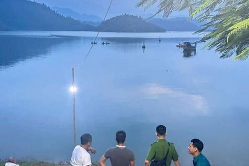 Người đàn ông gặp nạn khi chèo thuyền trên hồ Núi Cốc