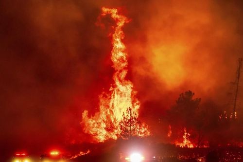 California, Mỹ đối mặt với 'quái vật lửa'
