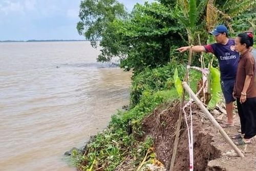 Công bố tình huống khẩn cấp sạt lở đường ven sông Hậu