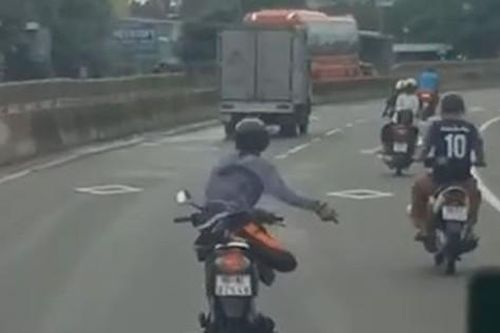 Người đàn ông 'diễn xiếc' cùng xe máy gây náo loạn trên Quốc lộ 1
