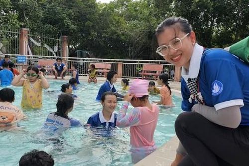 Thanh niên tình nguyện dạy bơi miễn phí cho trẻ em vùng biên