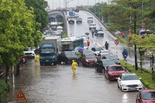 Đường Hà Nội thành 'sông' sau 30 phút mưa lớn, giao thông tê liệt