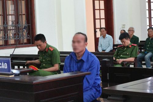 Dùng súng bắn hàng xóm rồi bỏ trốn