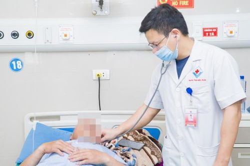 Người đàn ông phải cấp cứu sau khi đi làm ngoài trời
