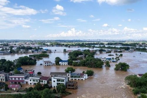 Vỡ đê ở Trung Quốc, nhiều nhà cửa 'lênh đênh' giữa nước lũ