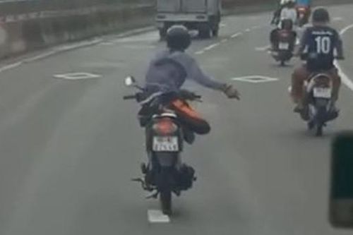 Xử lý người đàn ông đi xe máy 'biểu diễn' trên quốc lộ 1A