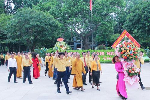 Đoàn đại biểu Đại hội MTTQ tỉnh Nghệ An dâng hương tại Khu Di tích quốc gia đặc biệt Kim Liên