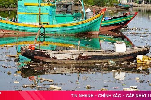 Tàu thuyền hư hỏng bị vứt bỏ ở âu thuyền Cửa Sót
