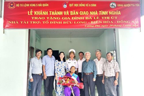 Bộ Tư lệnh Vùng 5 Hải quân bàn giao nhà tình nghĩa tặng gia đình chính sách
