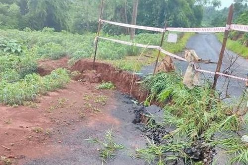 Đắk Nông: Mưa lớn kéo dài khiến 2 tuyến đường đang thi công bị sạt lở, sụt lún